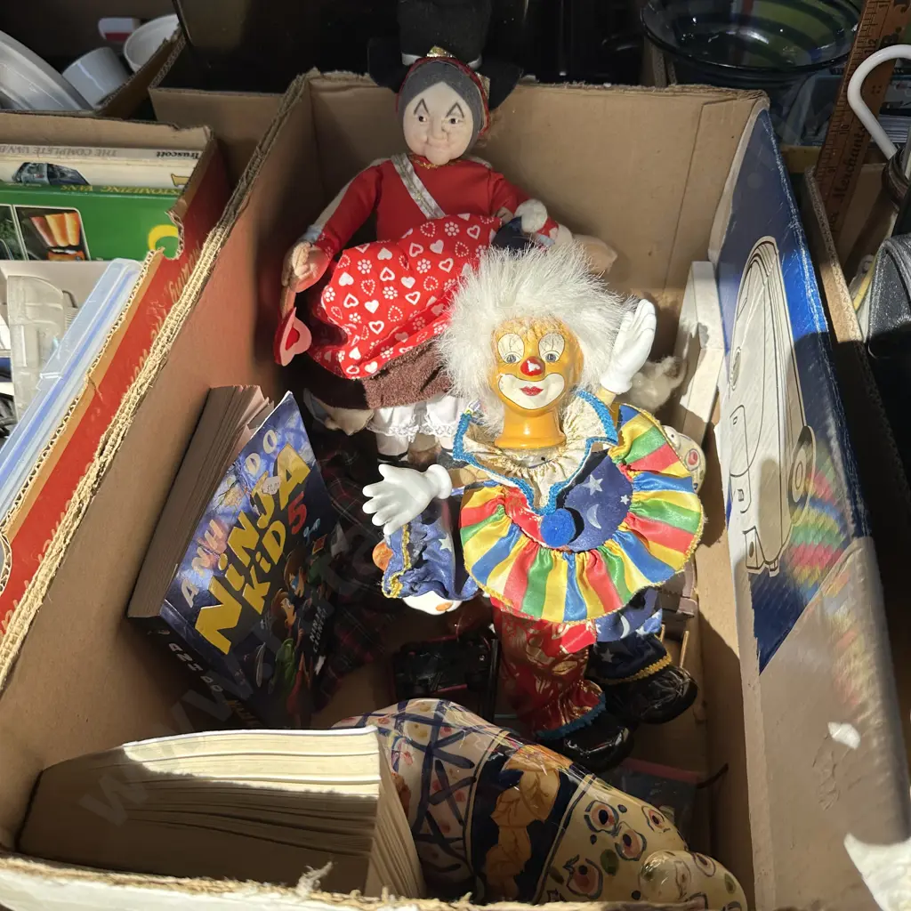 Box lot with ceramic cats and dolls etc. Image 1++