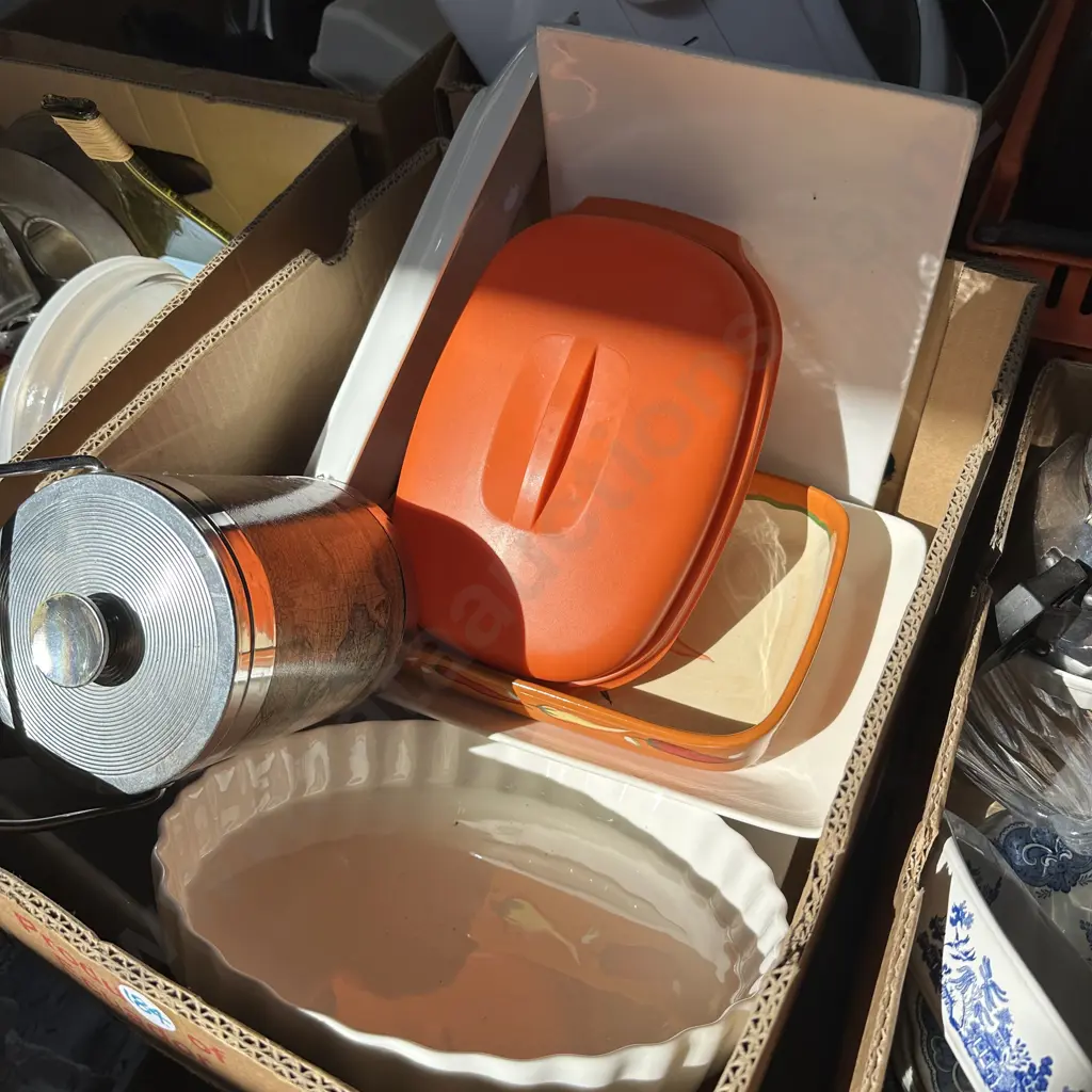 Box of servers and vintage Tupperware etc. Image 1++