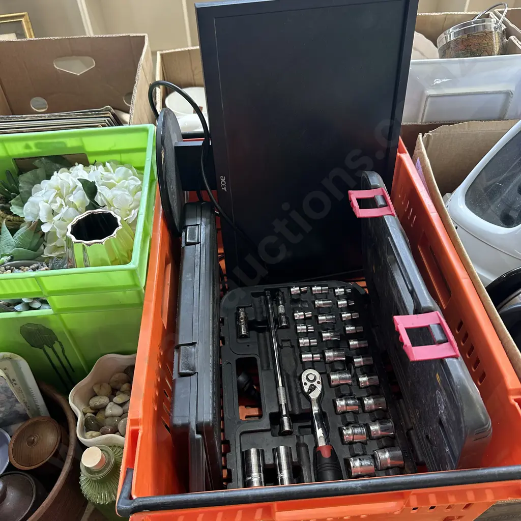 Vege bin including screen, socket set and screw drivers Image 1++