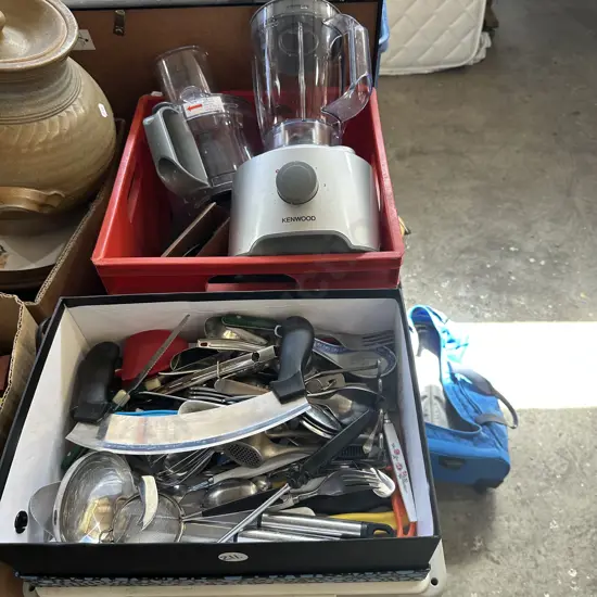 Kitchen wizz/blender, printer and cutlery.