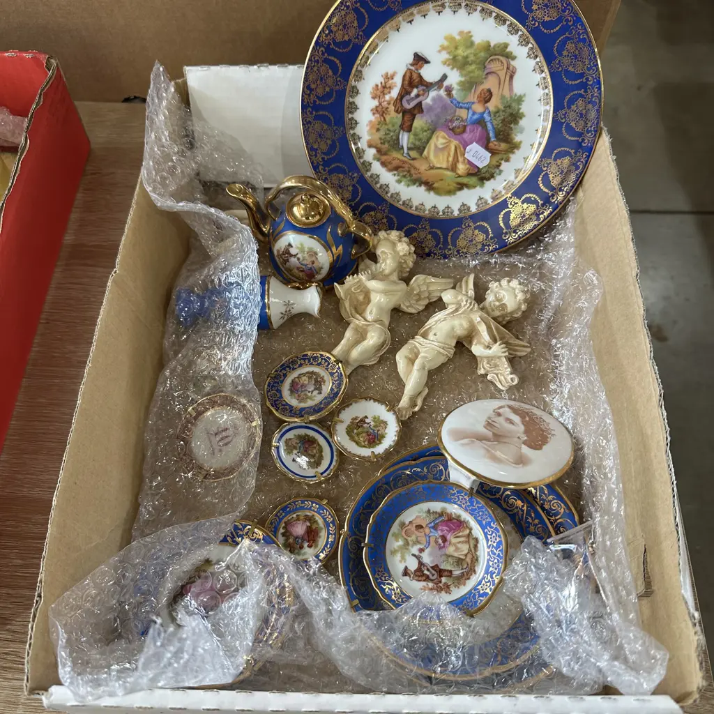 Box of collectables Image 1++