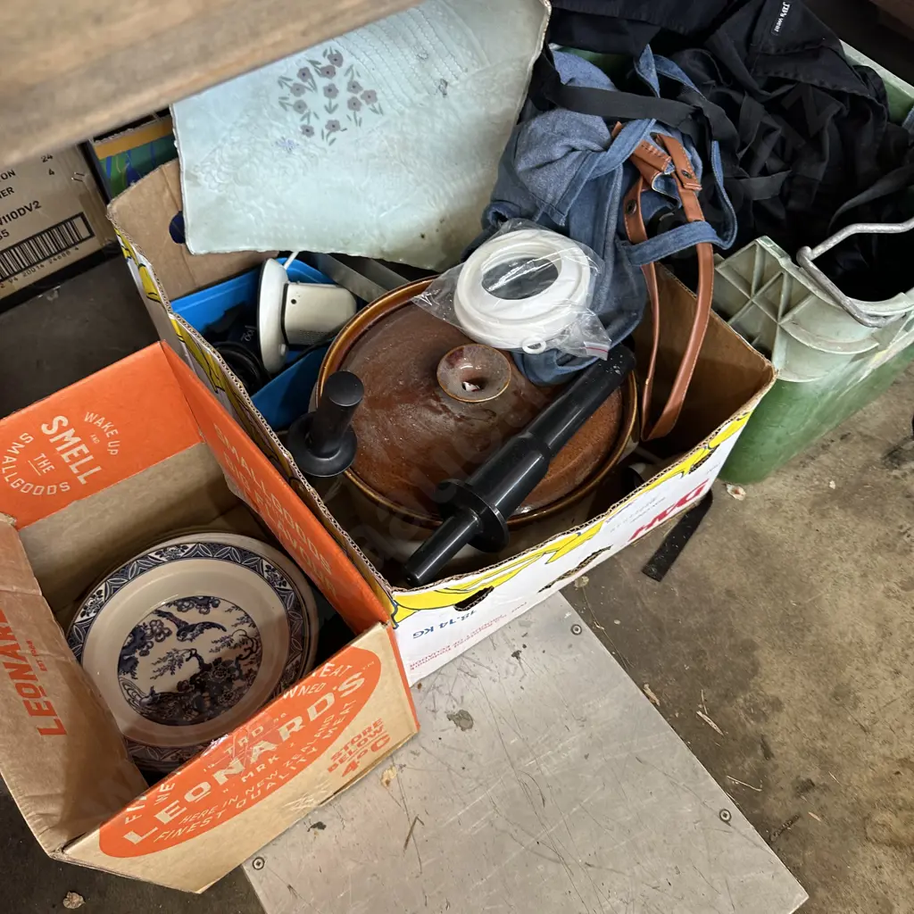 Bay lot crock pot, aprons, new white board etc. Image 1++