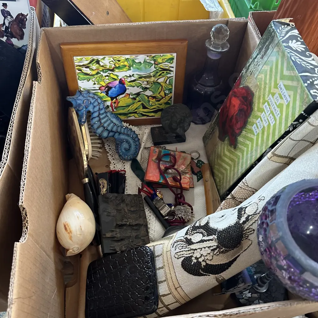 Box of assorted items Image 1++