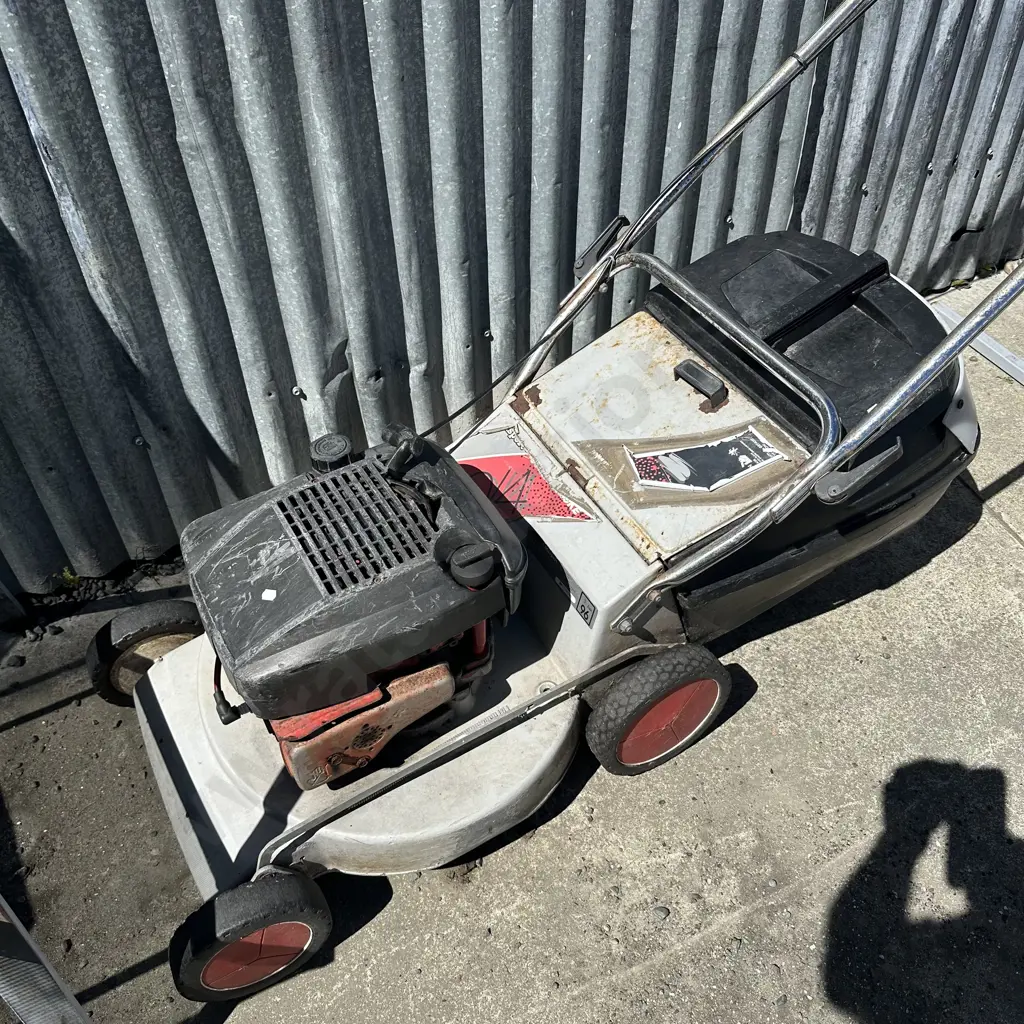 mower - sold as a worker, has been in storage. Image 1++