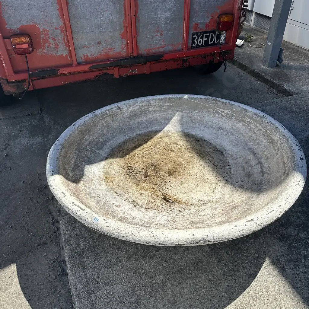 large heavy water feature base/pond/birdbath (3/4 man lift) Image 1++