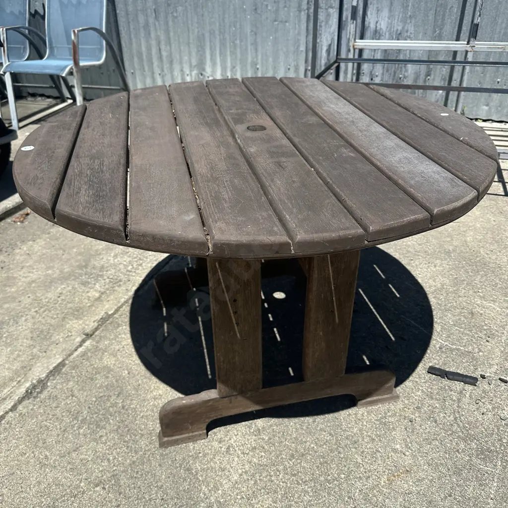 Solid round Kwila outdoor table 1000mm Image 1++