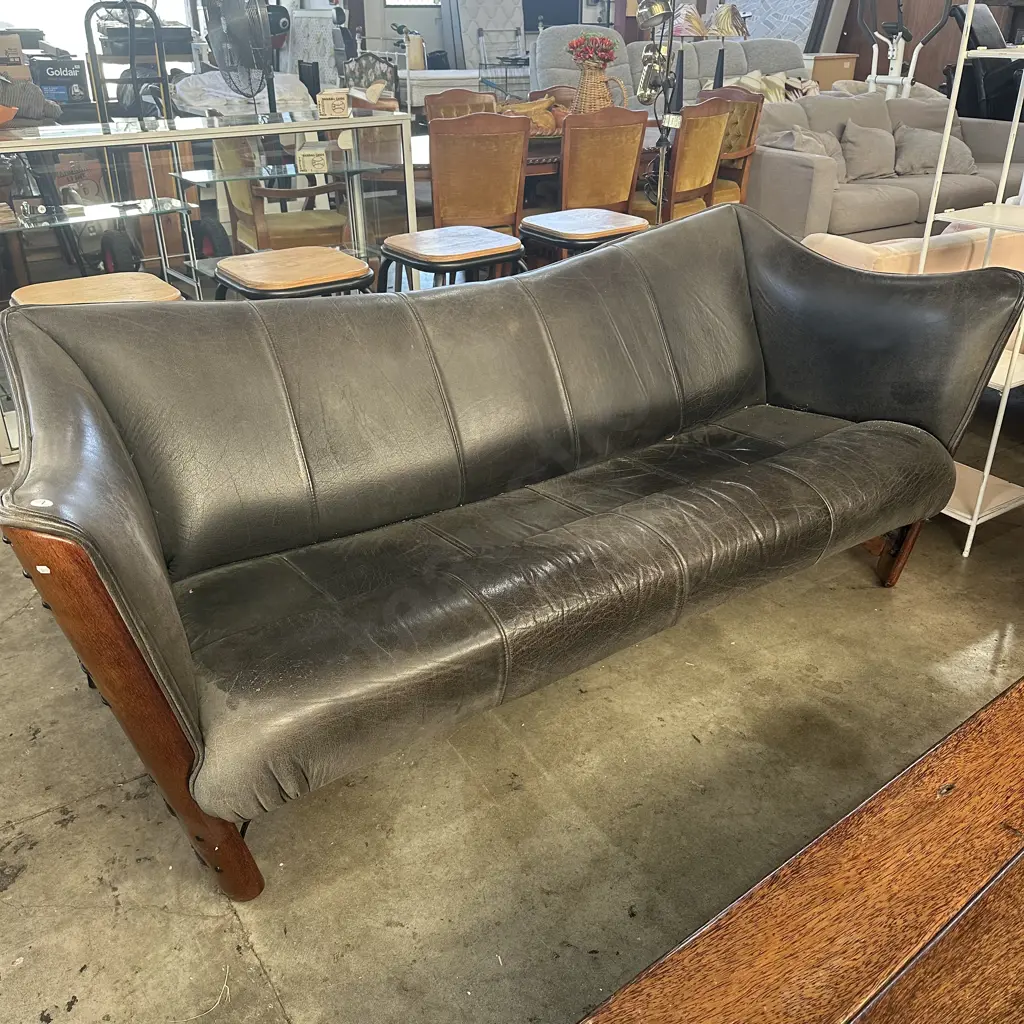 The matching Pacific Island sofa Image 1++