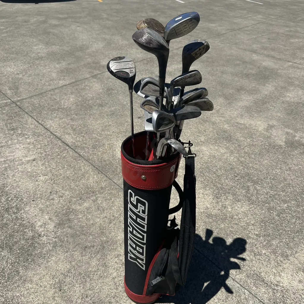 Kids golf bag plus lots of clubs Image 1++