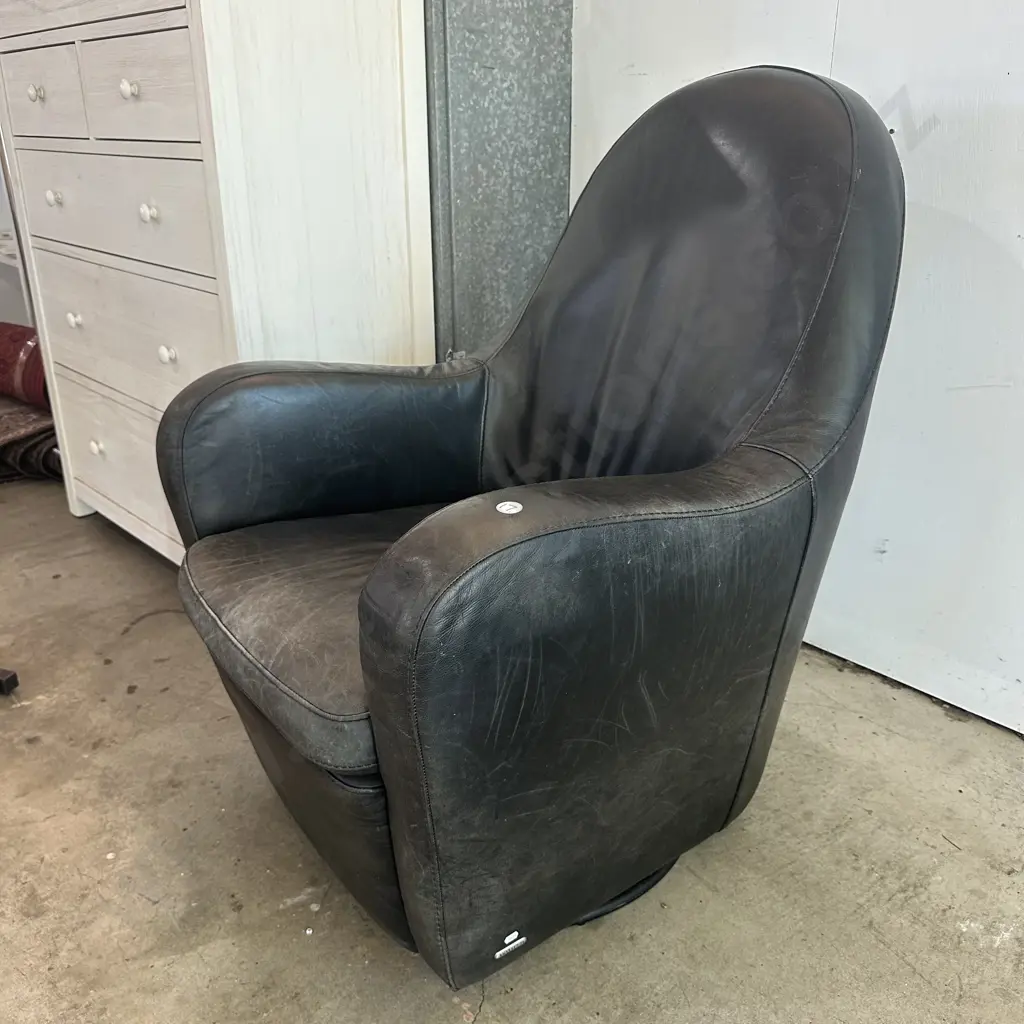 Natuzzi swivel leather chair Image 1++