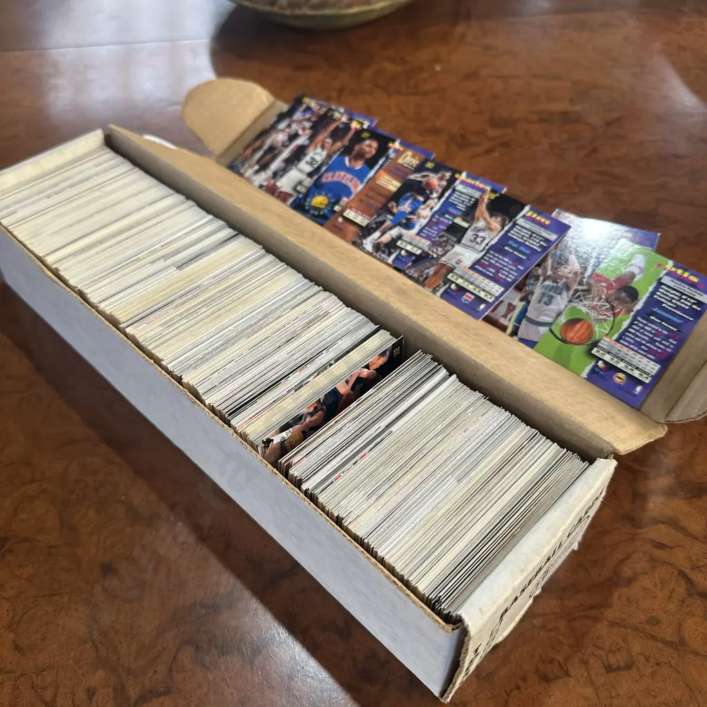 1990s Basketball trading card collection approx 850 cards Image 1++