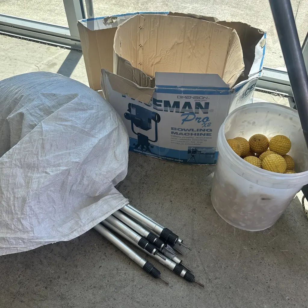 PACEMAN bowling machine, nets and balls Image 1++