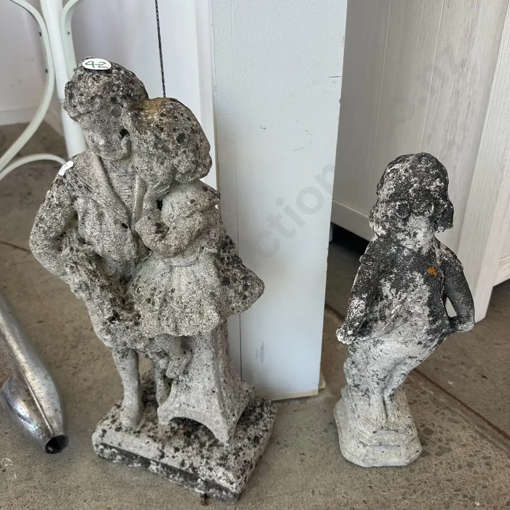 2 concrete garden statues Image 1++