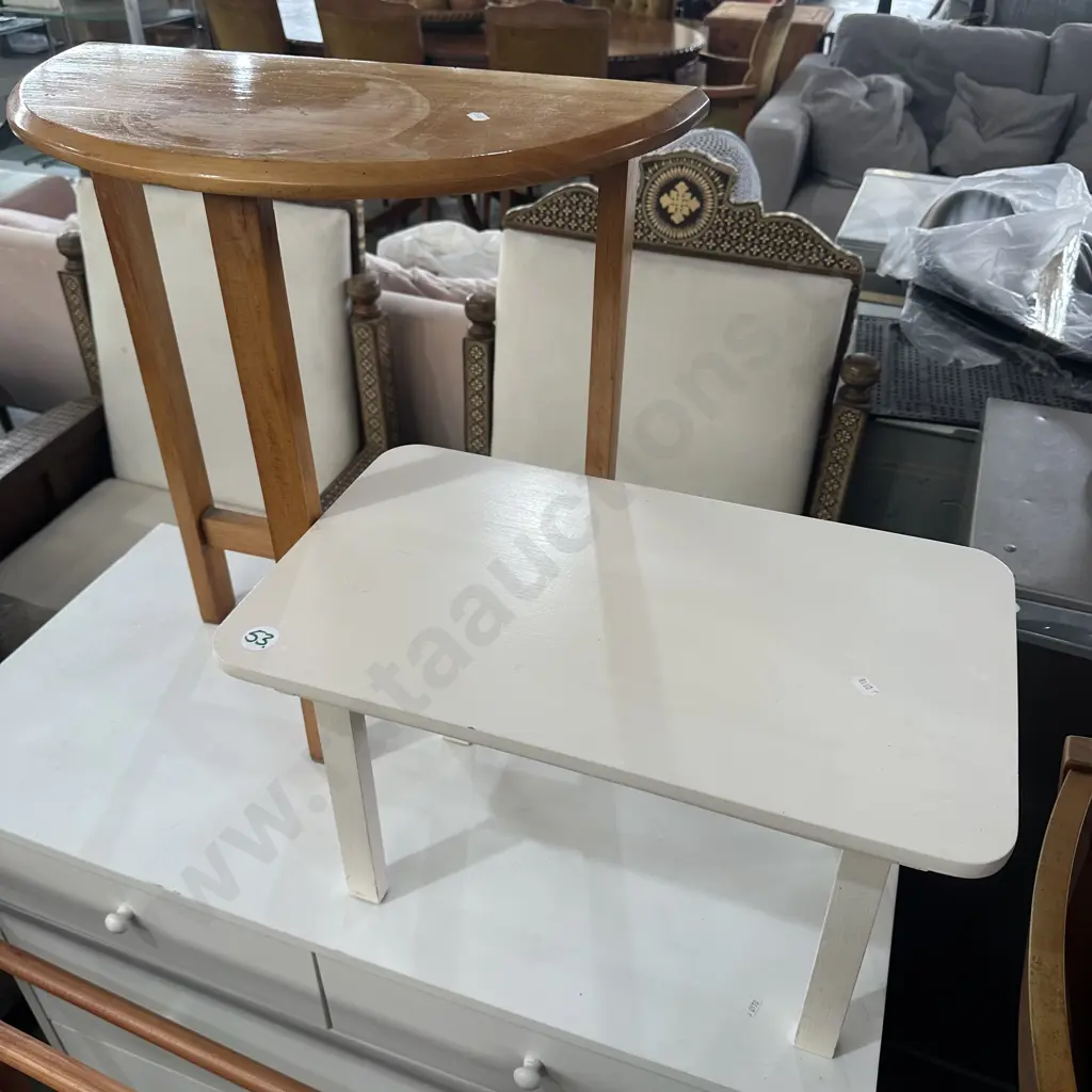 2 small side tables Image 1++