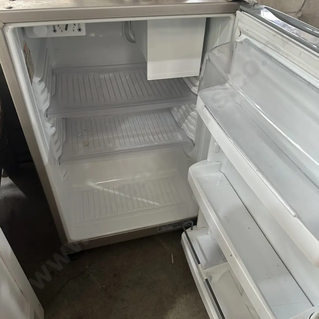 underbench fridge Image 1++