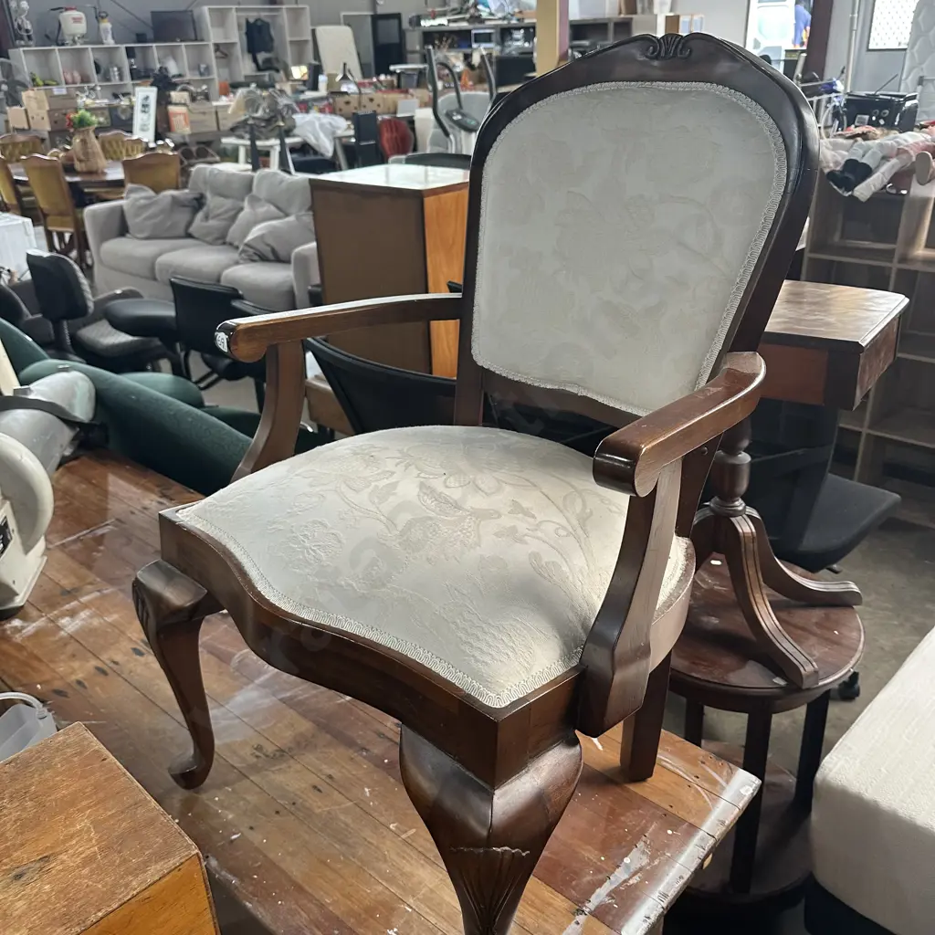 solid innerspring arm chair Image 1++