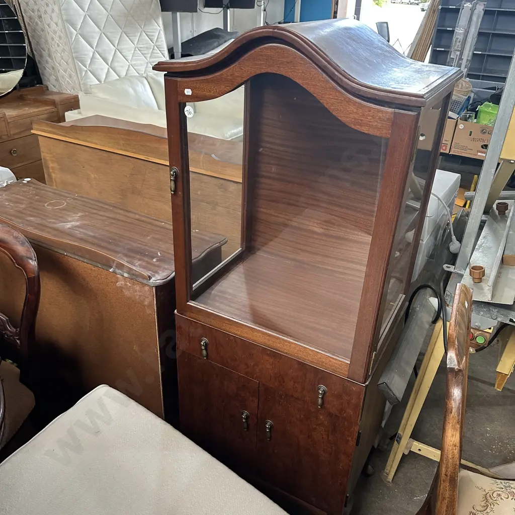 display case Image 1++