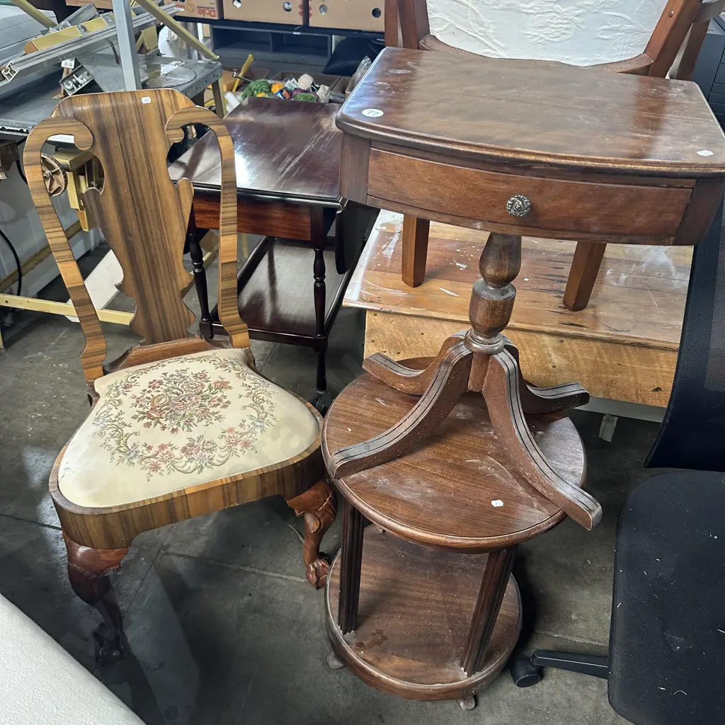 2 side tables and chair Image 1++
