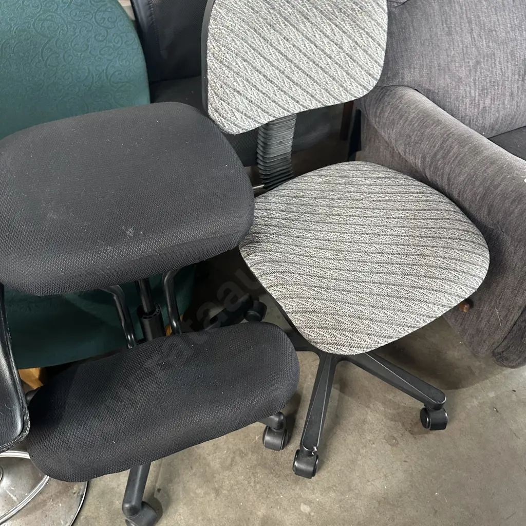 2 office chairs Image 1++