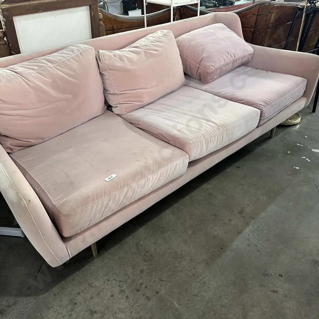 modern design sofa - needs a clean Image 1++