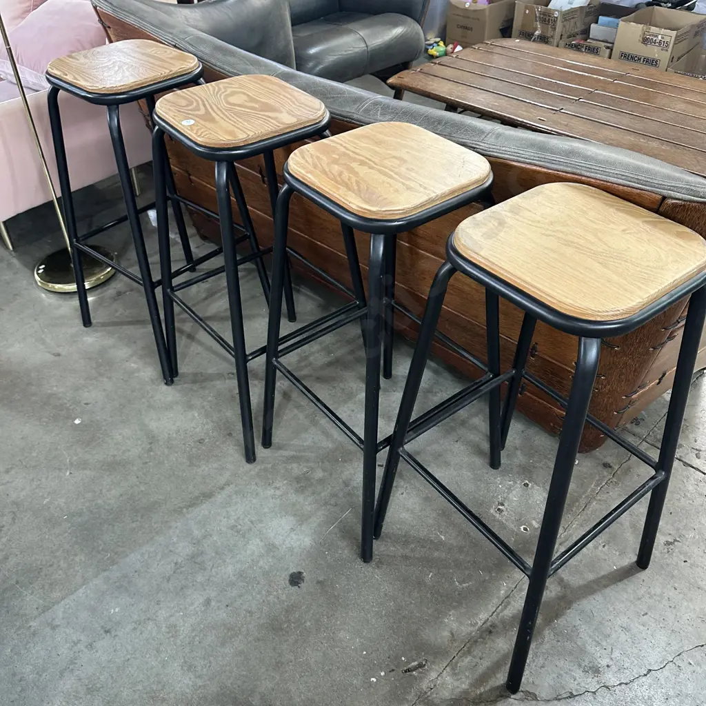 4 wooden/metal bar stools Image 1++