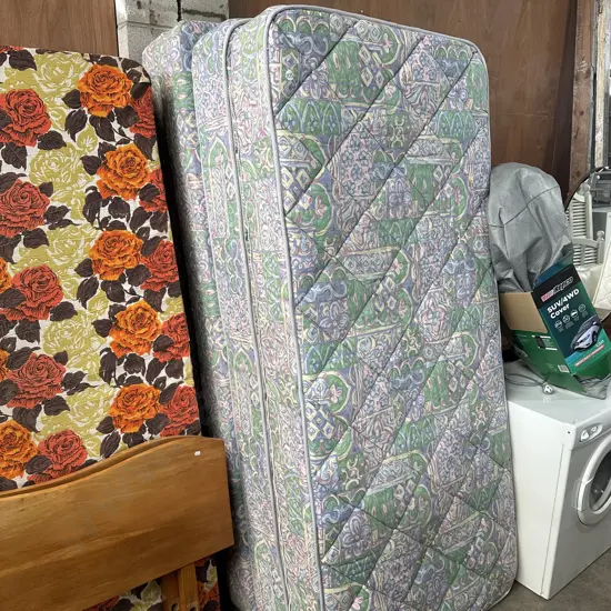 Pr tidy single beds that can zip together to make queen