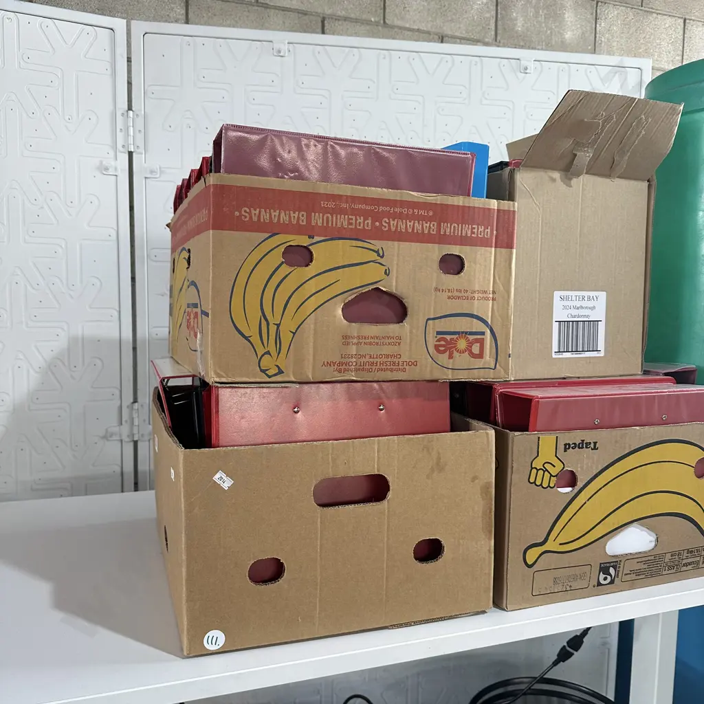 red folders Image 1++