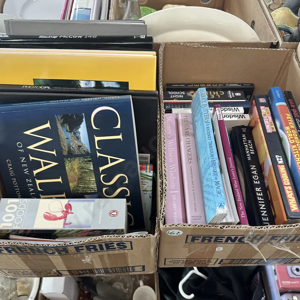 Two boxes of books. Image 1++