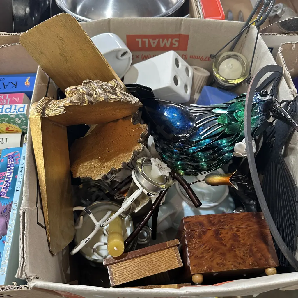 Box lot including metal TUI art. Image 1++