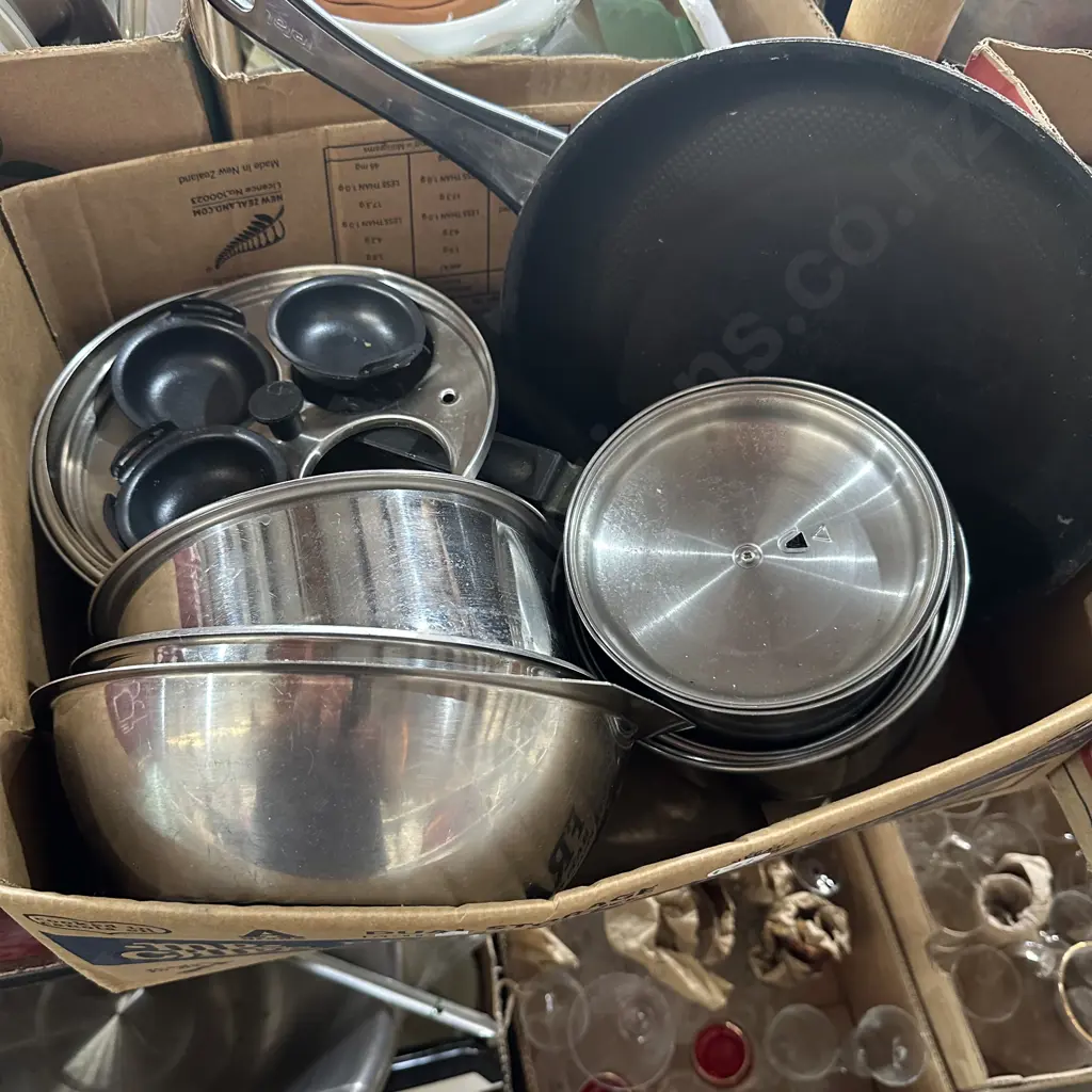 Box of pots, s/s mixing bowls etc. Image 1++