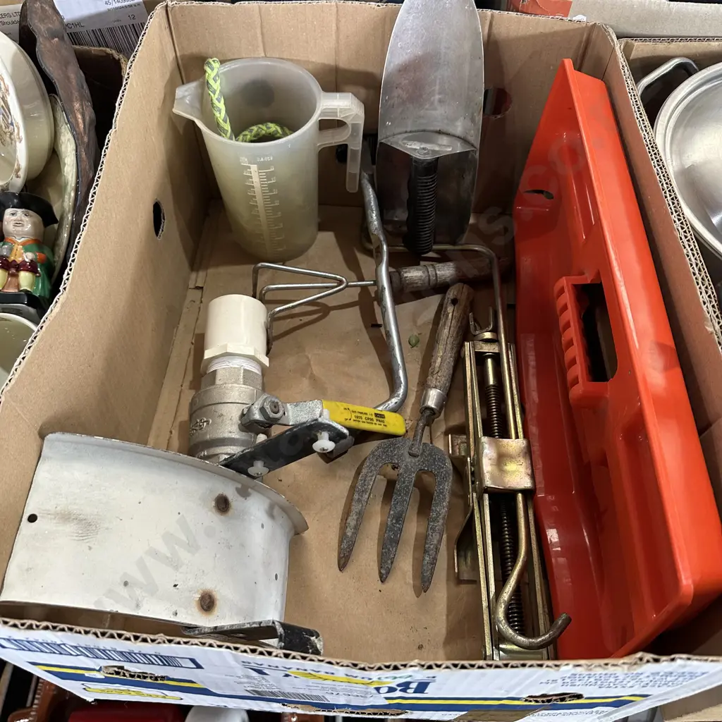 Gardening tools and measuring jug plus scissor jack etc. Image 1++