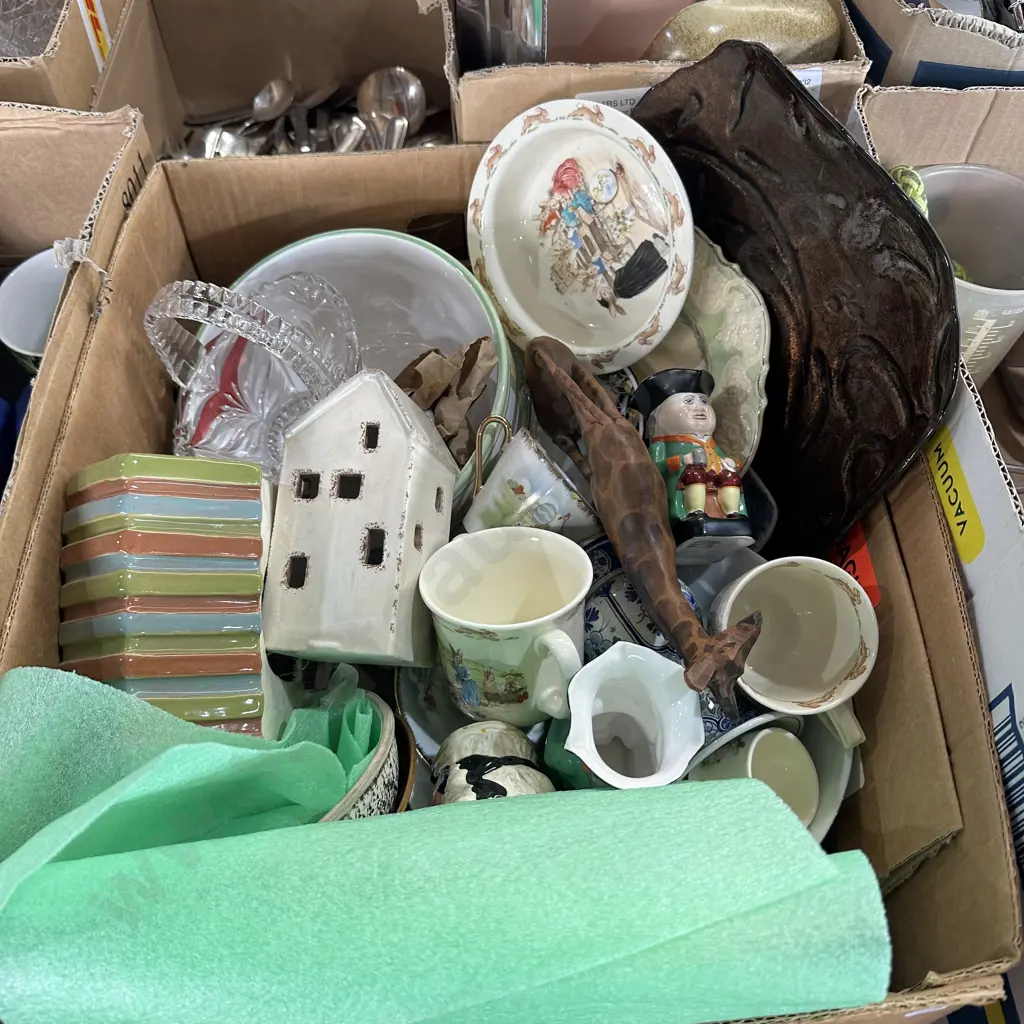 Box of collectables including Bunnykins etc. Image 1++