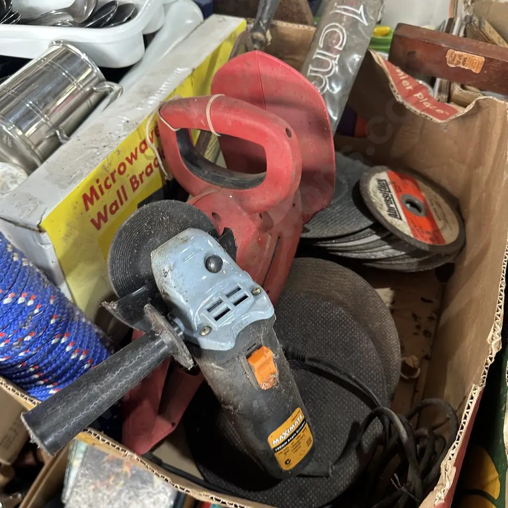 Box lot with grinder and cutting disks, hedge trimmer, rope, microwave wall bracket etc. Image 1++