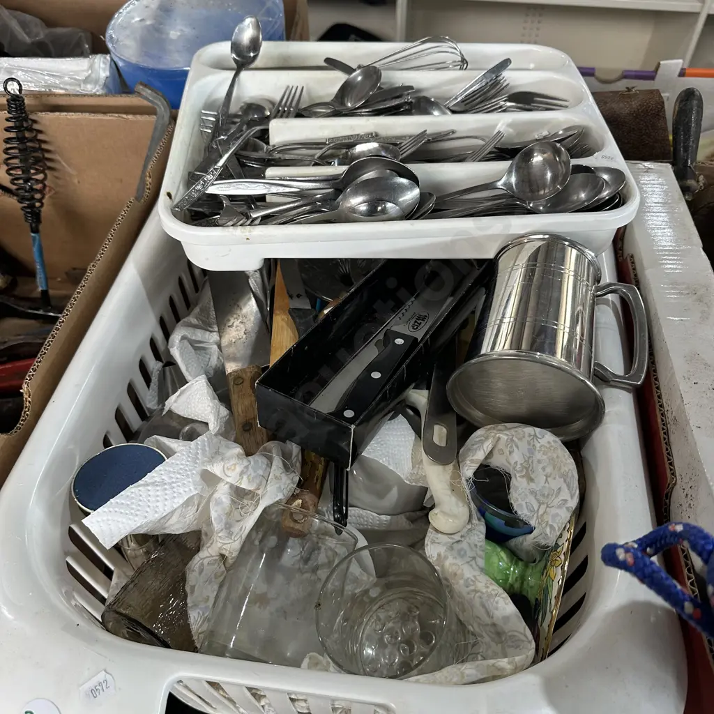 Basket full of kitchenware, knives, cutlery etc. Image 1++