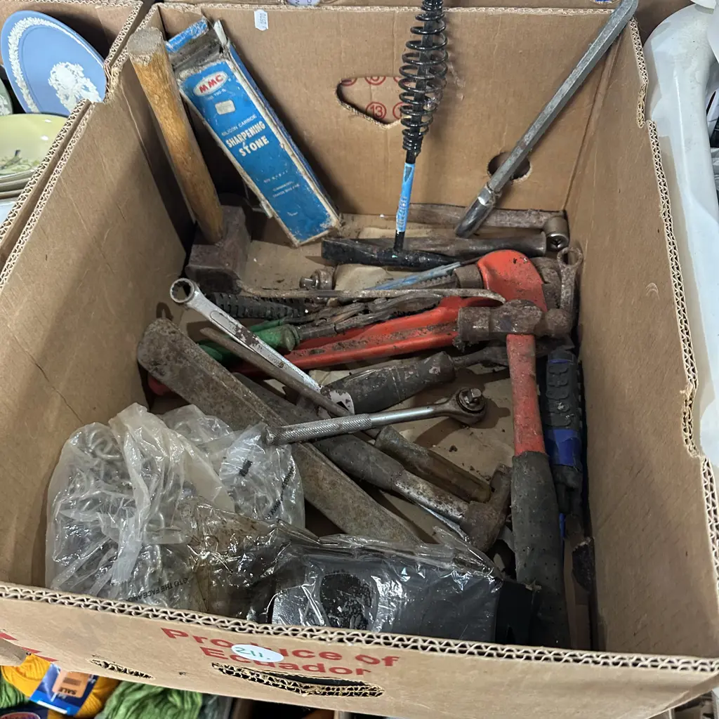 Box of tools and chain etc. Image 1++