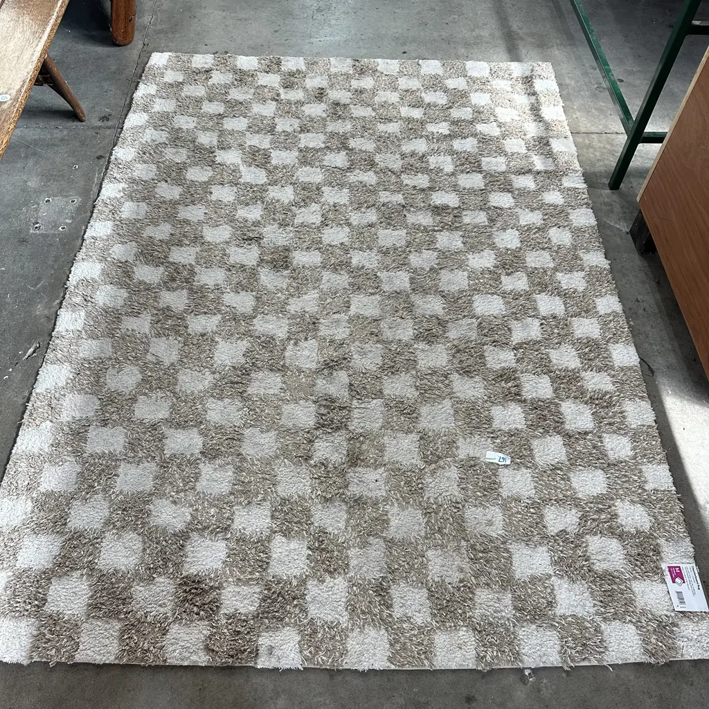 checkerboard rug 1.8 x 1.3 Image 1++