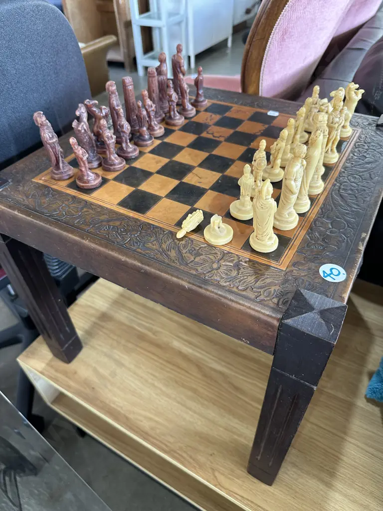 leather top chess table & set Image 1++
