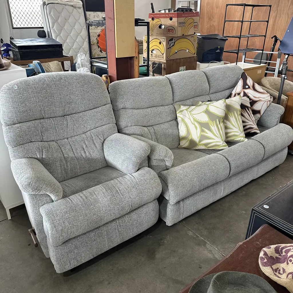 Very tidy La-Z-Boy lounge suite cost 4k - excellent condition Image 1++