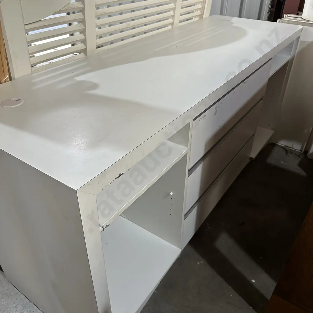 Tidy shop counter Image 1++