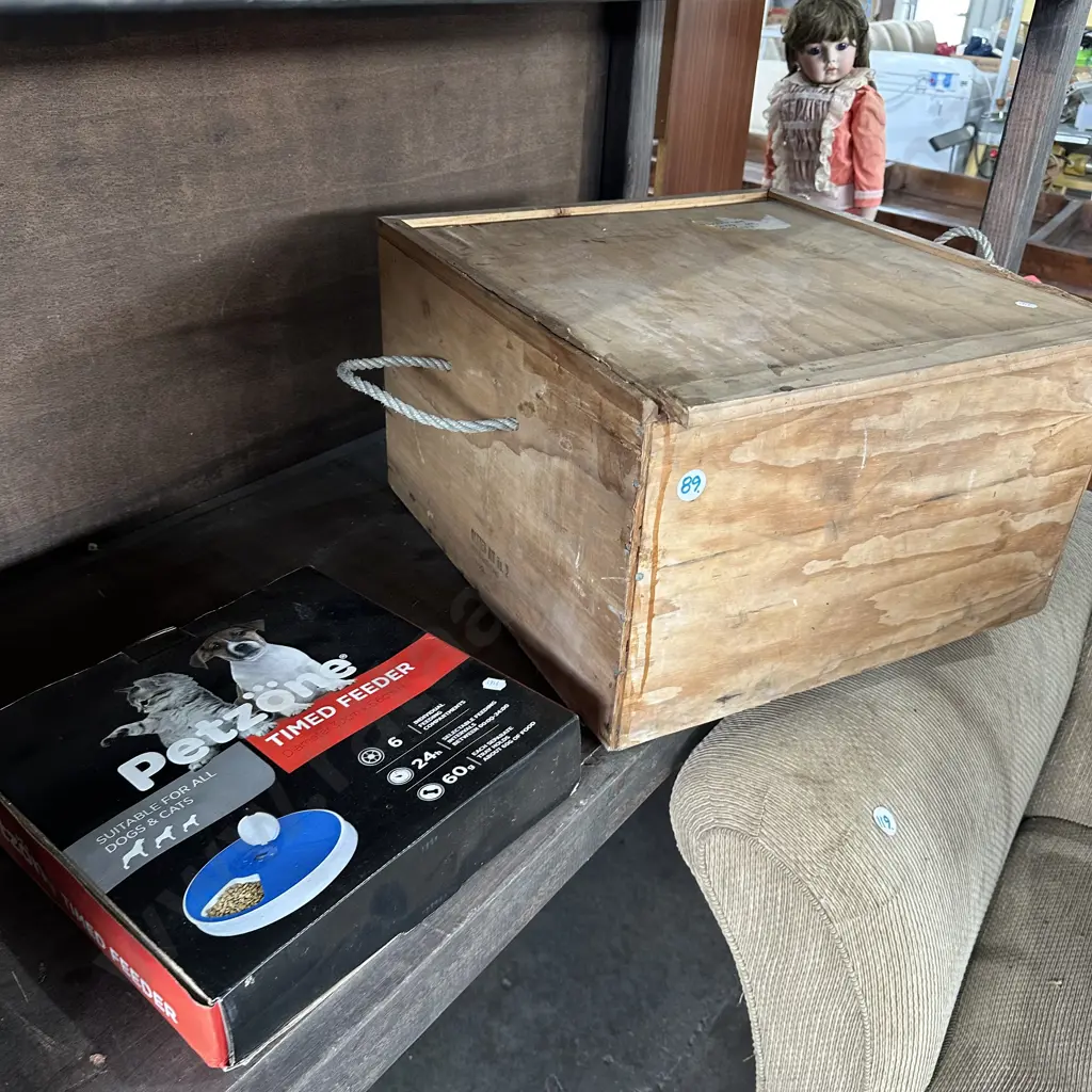 pet crate and timed feeder Image 1++