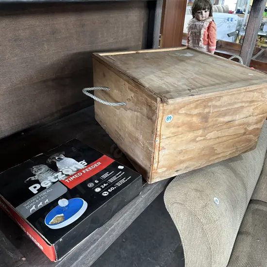 pet crate and timed feeder