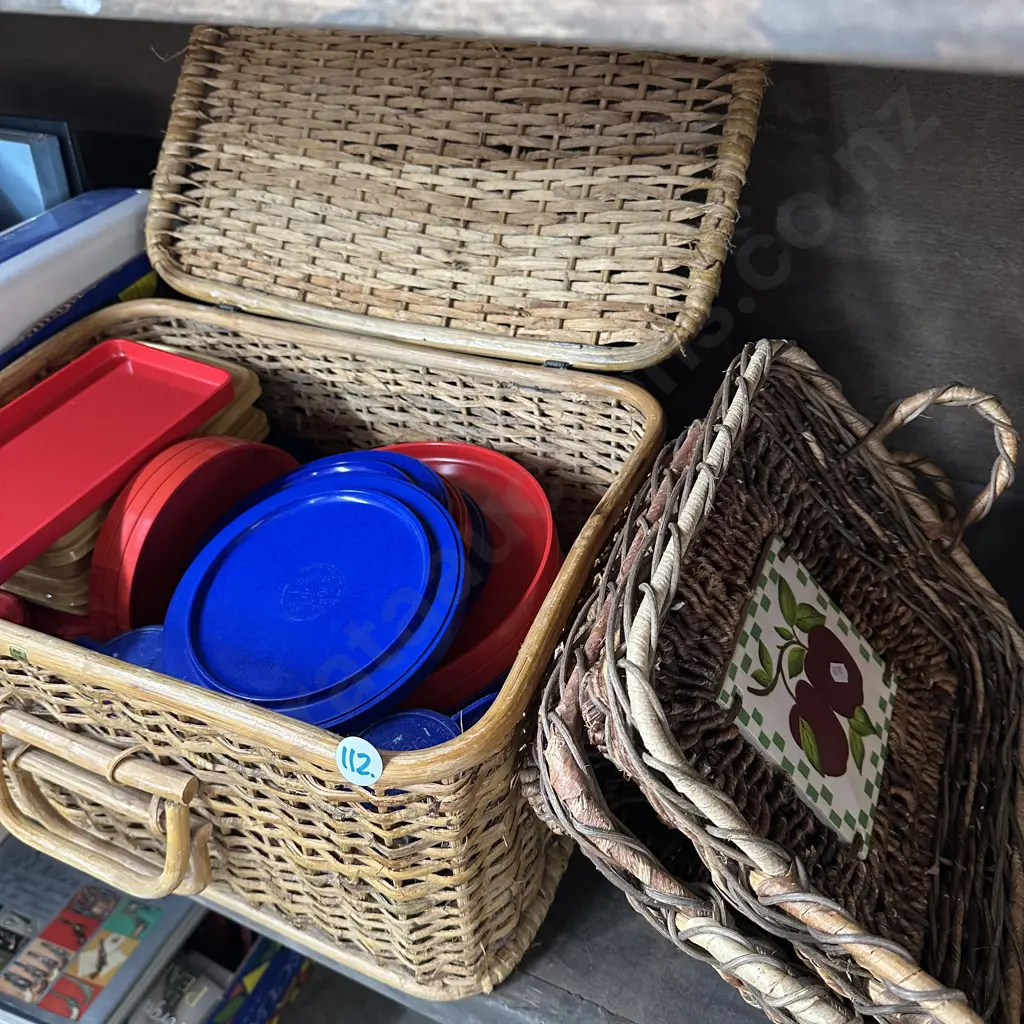 retro Heller picnic set plus wicker trays Image 1++