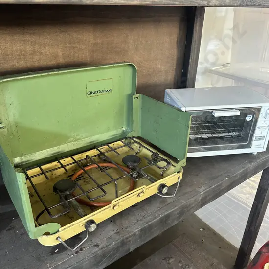 Gas cooker and bench top cooker