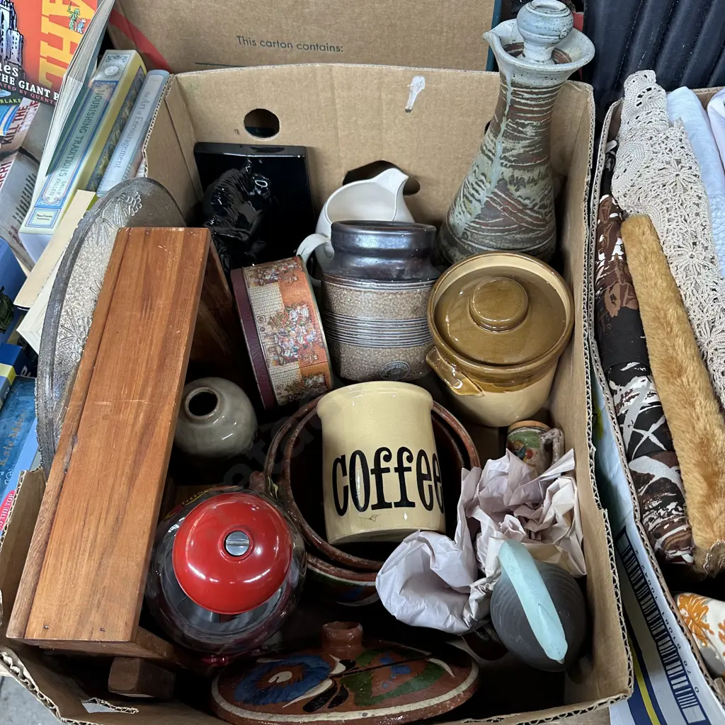 Box of vintage collectables/pottery. Image 1++