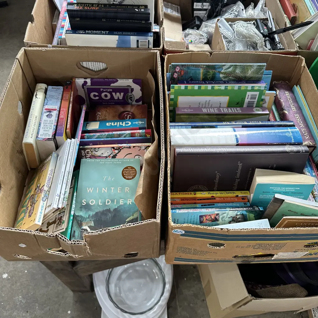 Two boxes of books. Image 1++