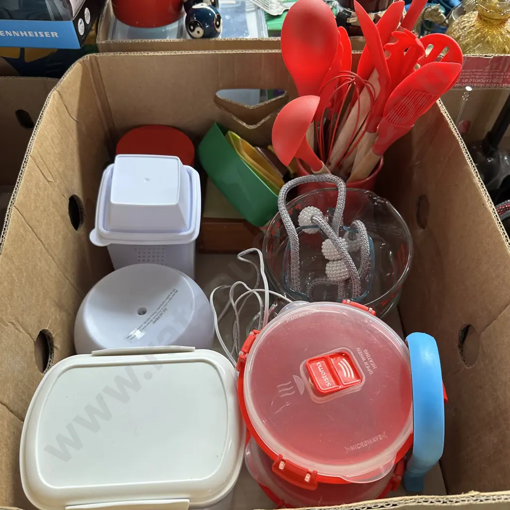 Box of kitchenware including Pyrex mixing bowls etc. Image 1++