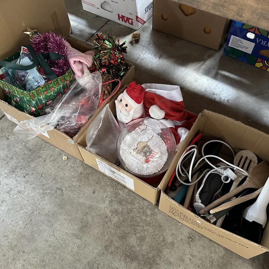 Three boxes of christmas decorations, kitchen utensils including stick blender etc. Image 1++