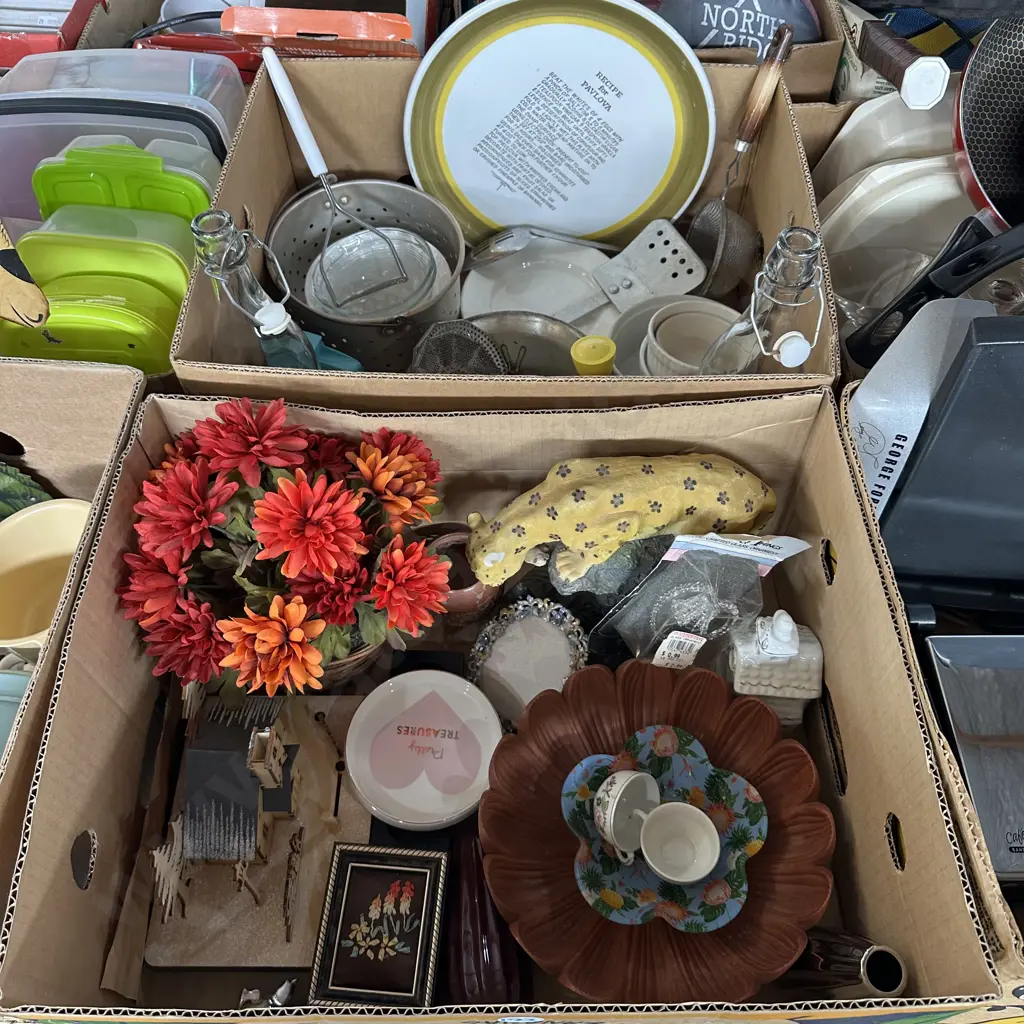 Two boxes of assorted items. Image 1++