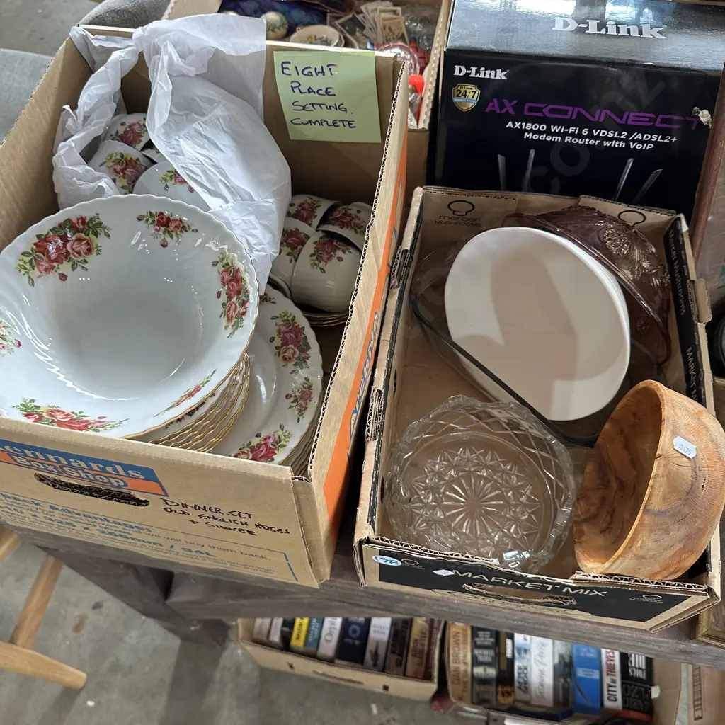 Complete Eight place dinnerset, plus bowls etc. Image 1++