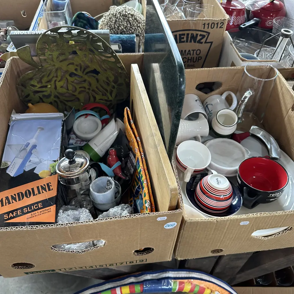 Two boxes assorted items. Image 1++