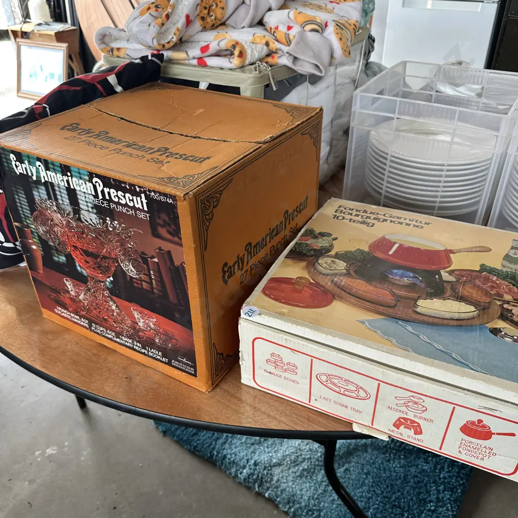 Boxed Punch set and Fondue set. Image 1++